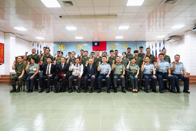 戰管雷達部隊大多位在山區或是偏遠據點，生活環境較一般部隊來的辛苦。圖為李棟樑今在2位上將陪同下慰勉部隊，並與據點官兵合影。（圖：軍聞社提供）