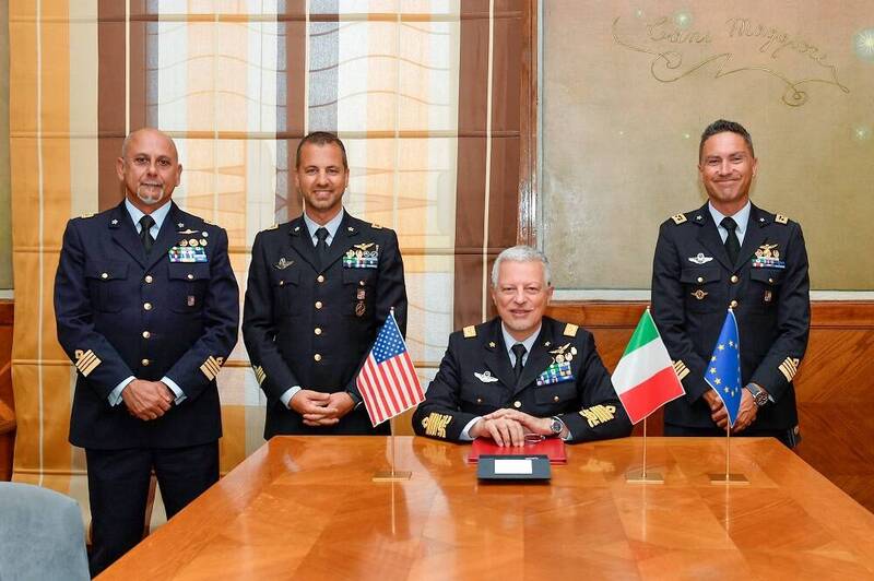 美國空軍教育訓練指揮部羅賓森中將、義國空軍參謀長康塞瓦中將（中）等人，8月22日正式簽署「飛行訓練作業構想」協議。（義大利空軍官網）