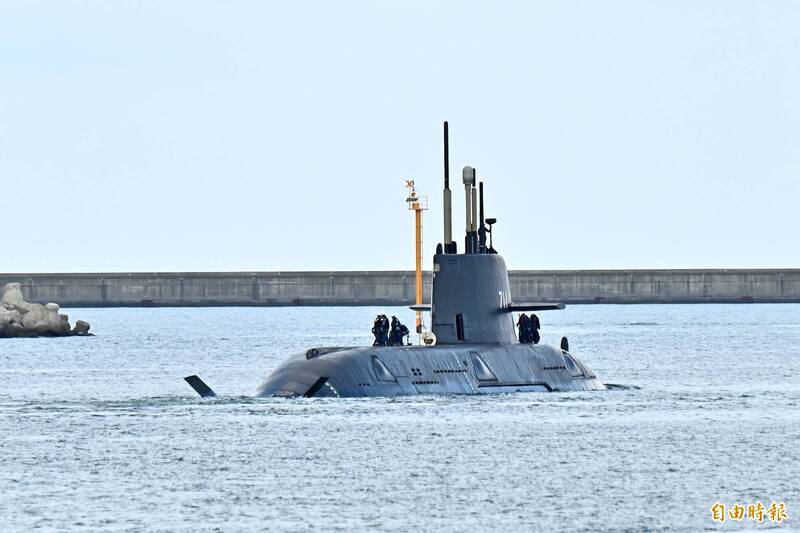 因應「海鯤號」潛艦原型艦及後續艦，海軍明年也將派出5名駐廠代表，把關潛艦外購裝備案的籌獲進度。圖為7月3日執行第3次海測的海鯤潛艦（SS-711）。（本報資料照，記者李惠洲攝）