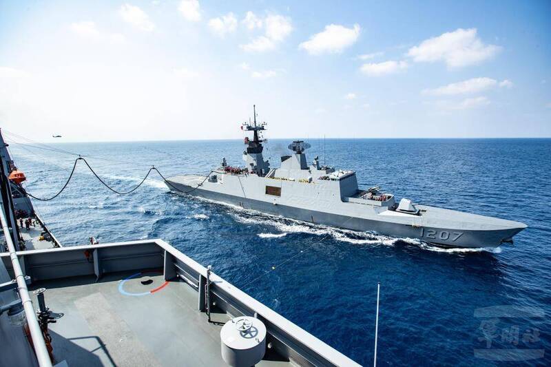 敦睦艦隊執行任務時，海上整補平均每三至五日實施一次。（圖：軍聞社）