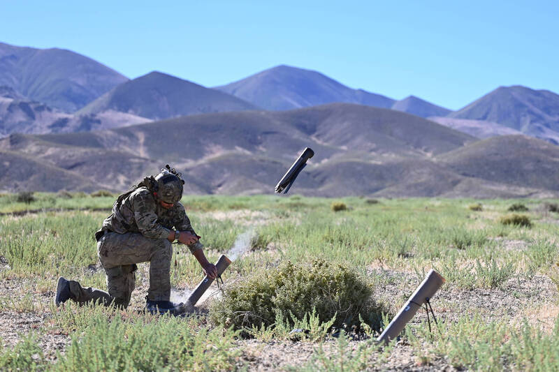 軍方人士今天透露，國防部評估向美國採購攻擊型無人機的數量仍然不足，因此已另行建案規劃第二階段裝備購置，以利快速提升國軍戰力。圖為美國海軍操作的「彈簧刀300」攻擊無人機。（美軍DVIDS網站）