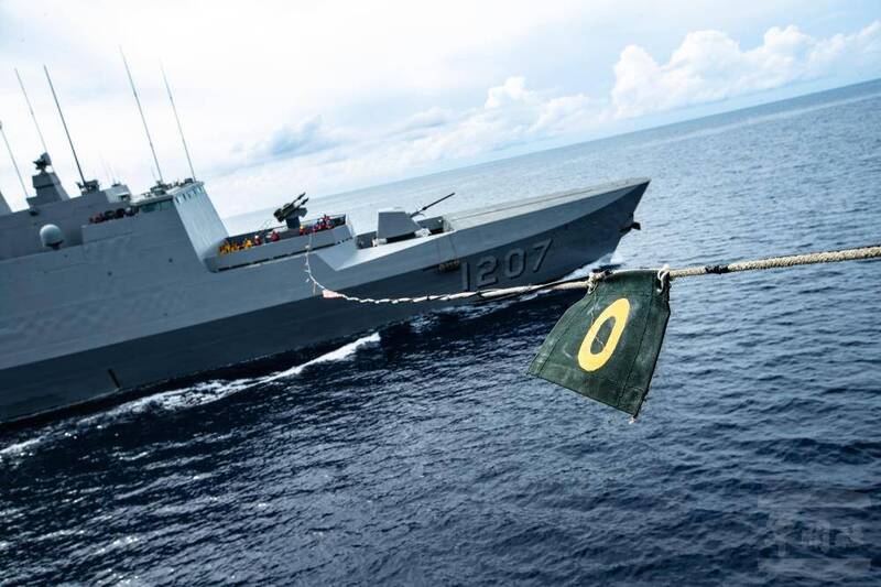 加油過程需緊盯兩艦間距。（圖：軍聞社）