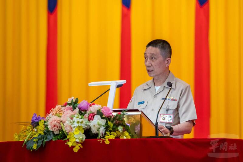 劉志斌上將昨日主持國防大學「114學年度開學典禮」，勉勵從軍新生，善用學校資源、主動吸收外語資訊、增強自律與約束的堅韌精神；自律管理比「裝備與人數」更重要。（軍聞社提供）