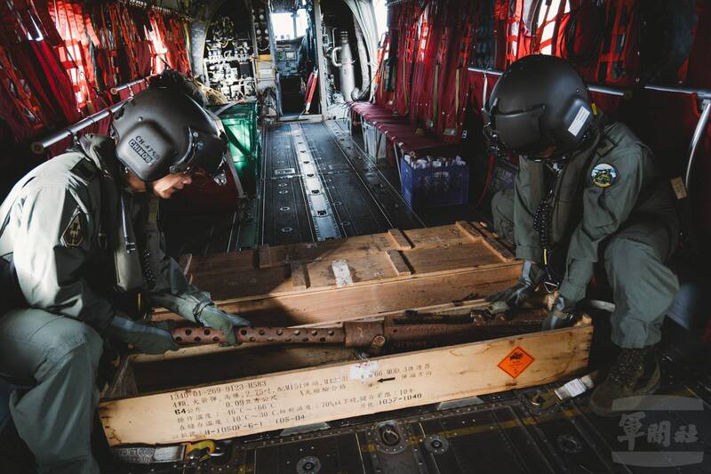圖為B-24M的M2重機槍殘骸，正由陸航的CH-47運輸直升機空運下山。（軍聞社提供）