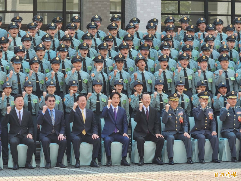 賴清德總統（前排中）與參加三軍士官聯合開學典禮的學生們合影。（記者周敏鴻攝）
