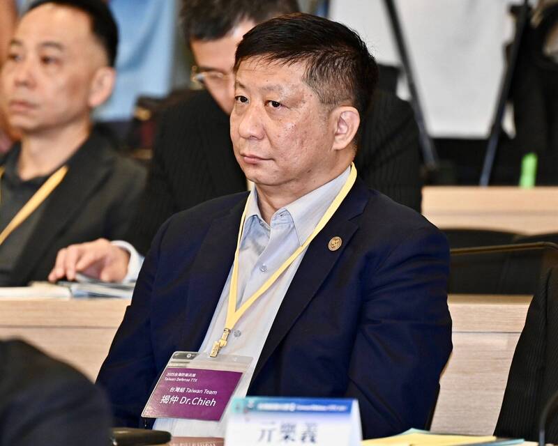 國防安全研究院委任副研究員揭仲示警，當共軍真正具有三支可作戰的航艦戰鬥群時，此一「量變」對國軍的台澎防衛作戰，很可能會引發進一步的「質變」。（資料照）