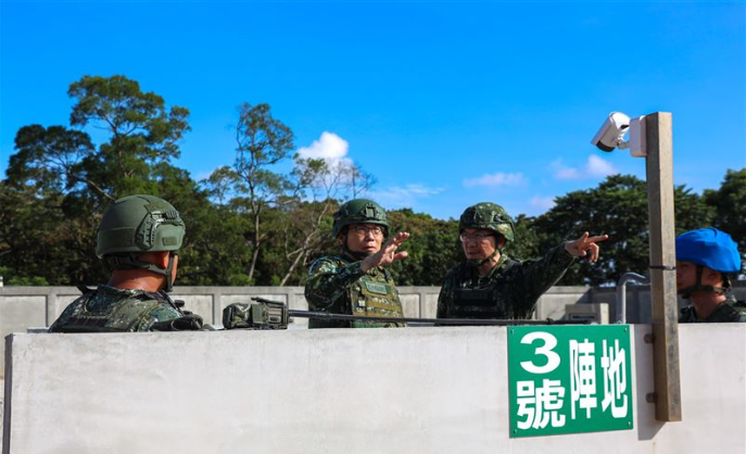 6軍團指揮官陳文星中將（中）昨日視導部隊手榴彈實彈投擲，同時親自下達安全規定，並進入陣地投擲實彈。（圖取自青年日報）