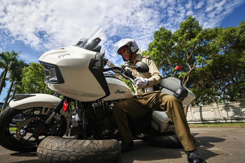 「倒車扶正」訓練是快反連新進人員訓練的第一項。教官會先將4個輪胎放置於車旁，再將車身傾倒，要求車手將重機扶起並回復正常騎行姿態；熟練後，移除輔助輪胎，使車身更貼近地面，增加難度，更加仰賴核心與腿部肌力。（圖：青年日報提供）
