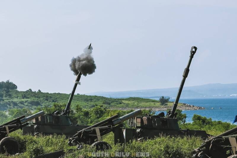 八軍團在去（2024）年的天雷操演中，首度安排三門M109A2自走砲，實施城鎮作戰用的「高射界射擊」。M109A2自走砲使用的砲彈即為155公厘砲彈。（青年日報官方Facebook）