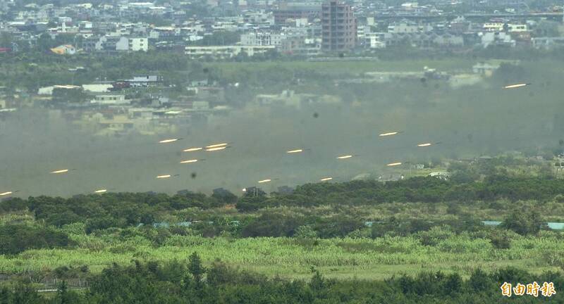 圖為國軍於2003年8月舉行的「漢光19號」演習情形，圖中可見當時尚為現役的陸軍砲兵「工蜂六型」多管火箭車，在宜蘭灘岸展開殲敵實彈操演。（本報資料照）