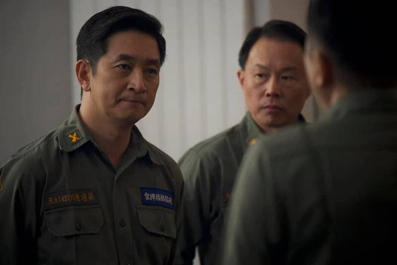 蔡適應曾在政治戲劇《國際橋牌社2》，客串飾演北高砲兵指揮部上校指揮官。（取自國際橋牌社臉書）