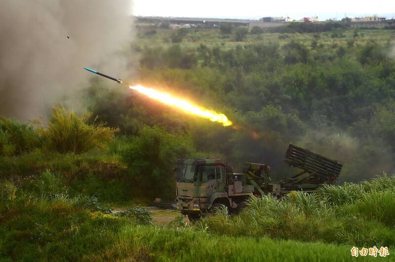 國軍雷霆2000多管火箭發射情形，也是「工蜂六型」多管火箭的後繼者。（資料照）