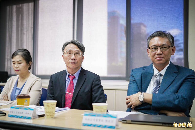 台船董事長陳政宏（右）、總經理蔡坤宗（中）。（記者涂鉅旻攝）