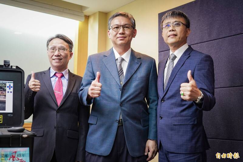 台船新任董事長陳政宏（中）、總經理蔡坤宗（左）、副總經理周志明（右）。（記者涂鉅旻攝）