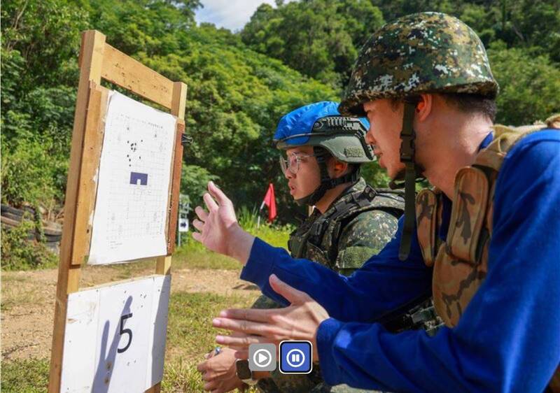 後備軍人全程依教官引導，完成25、175公尺固定姿勢射擊，以及通過障礙物繞越，利用多孔板變換臥、跪、立姿等射擊姿勢的課目，有效重拾個人戰技，進一步厚植後備戰力。（圖：取自青年日報）
