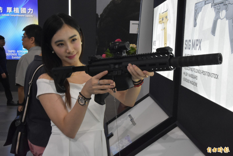 圖為展場表演女郎手持西格&紹爾MPX衝鋒槍。（記者吳哲宇攝）