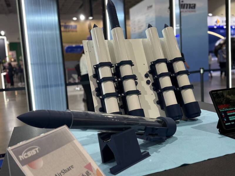 中科院導入加拿大廠商AirShare具降落傘功能的低成本彩帶式火箭彈系統，精準施放彩帶絲纏繞無人機螺旋槳失去飛行能力「硬殺」，再搭配降落傘功能使無人機緩降，同時以最經濟方式及最安全的回收方式保護國軍部隊及關鍵重要設施安全。（圖：中科院提供）