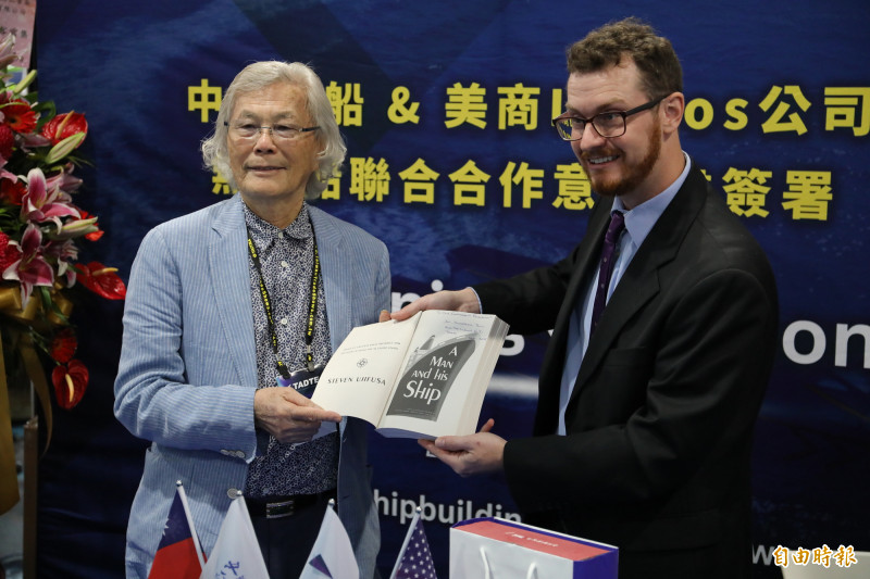 美國萊多斯公司資深專案經理克勞拿出原文傳記《A man and his ship》贈予中信造船董事長韓碧祥。（記者陳治程攝）