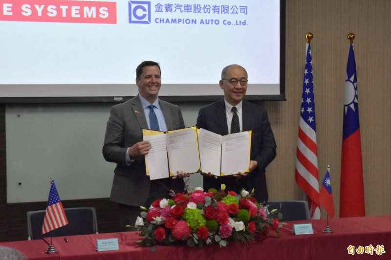 金賓汽車今天與BAE Systems簽署合作備忘錄（MOU），將就M109A7自走砲、M88A2裝甲救濟車等裝備，展開全面性的後勤支援與維修服務合作。（記者吳哲宇攝）