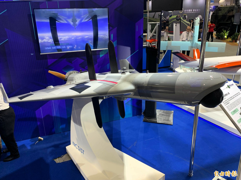 中科院2025年台北航太國防展擺出的「勁蜂」攻擊無人機家族中，出現一款酷似劍翔的機型，且該機確實就是從反輻射無人機改裝而成的新型號。（記者陳治程攝）