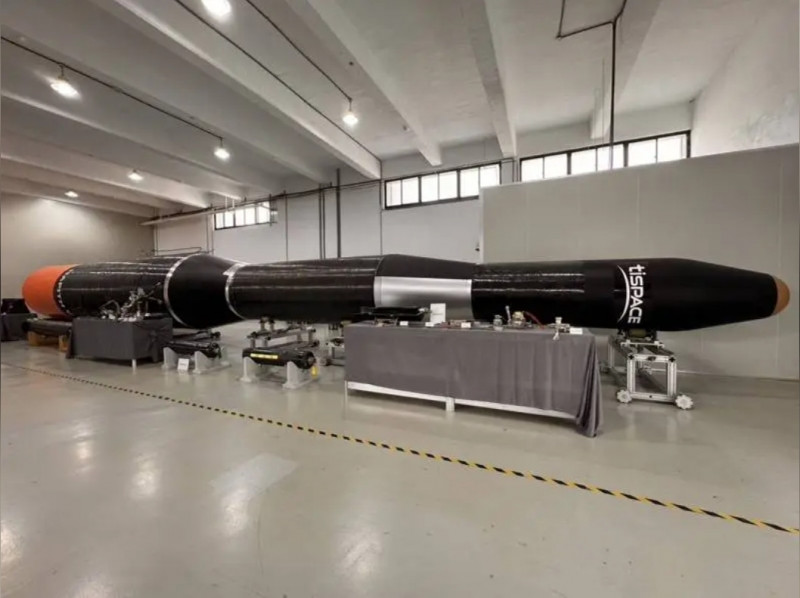台灣晉陞於會場入口大廳，展出其日本公司jtSPACE於今年7月在日本北海道大樹町成功發射升空的2節式探空火箭。（圖由台灣晉陞太空股份有限公司提供）