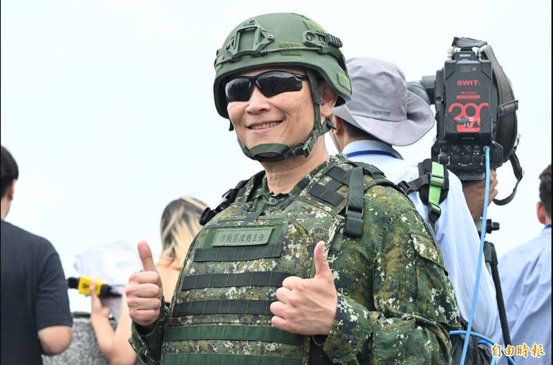 國軍政戰體系月底將有大幅異動，軍方人士今天指出，國防部政戰局長丶女性中將陳育琳將在本月底退伍，將由現任陸軍司令部政戰主任史順文中將升任政戰局長。圖為史順文擔任軍團主任時，向媒體說明國操演動態。（資料照，記者塗建榮攝）