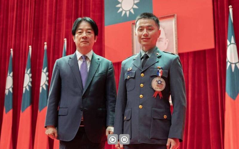身為「海馬士」多管火箭系統部隊最基層的排長，操作的是極昂貴的裝備，黃千碩上尉（右）可是沒在怕的，初生之犢的氣魄讓他成為國軍首批「海馬士」多管火箭系統換訓幹部之一，更榮獲114年國軍楷模殊榮。（圖：取自青年日報）
