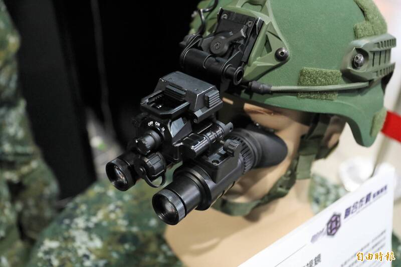 陸軍新一代雙眼雙筒夜視鏡「改名字」 最快明年初排入量產規劃- 自由軍