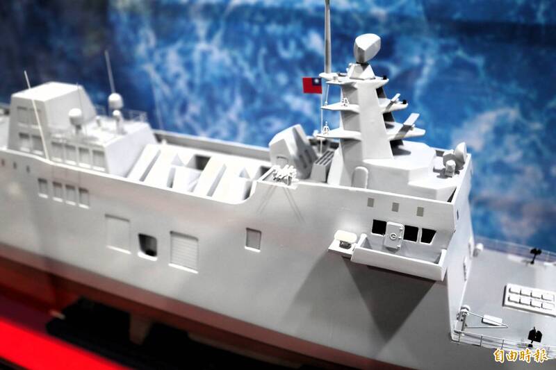 防空輕巡艦的局部模型。從照片可見華陽垂發系統、997雷達和遙控槍塔，以及艦身中段的斜置飛彈發射箱。（記者陳治程攝）