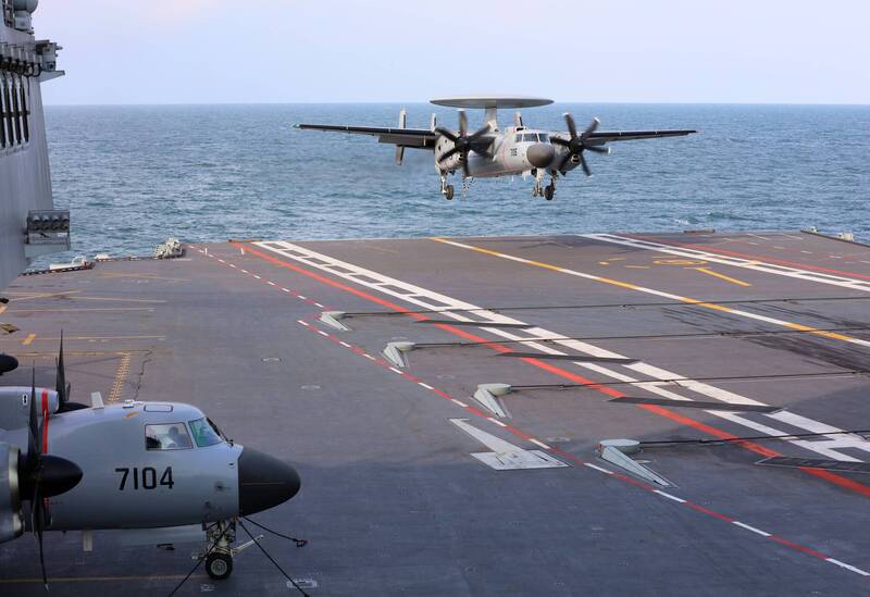 空警600預警機執行落艦動作的瞬間。（中國海軍官方X帳號）