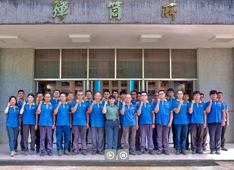 軍備局202廠彈砲製造室彈筒所曾年產高達2萬枚105公厘砲彈筒，也曾在某次專案任務時發生設備故障問題，彈筒所全體投入搶修，當天即克服困難一日內就恢復產能，因為整體表現傑出，榮獲114年度「國軍模範團體」殊榮。（圖：取自青年日報）