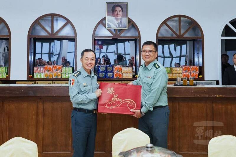 國防部副部長鍾樹明上將代表顧部長致贈單位慰問品。（圖：青年日報丶軍聞社提供）