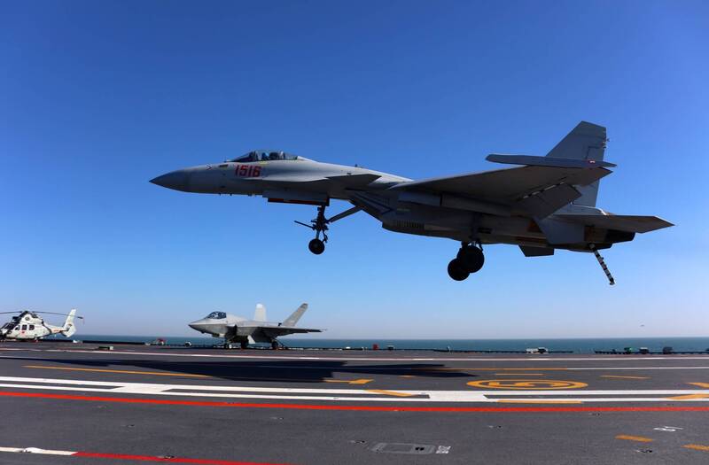 機尾放下攔阻索，準備執行落艦的殲-15T戰機。（中國海軍官方X帳號）