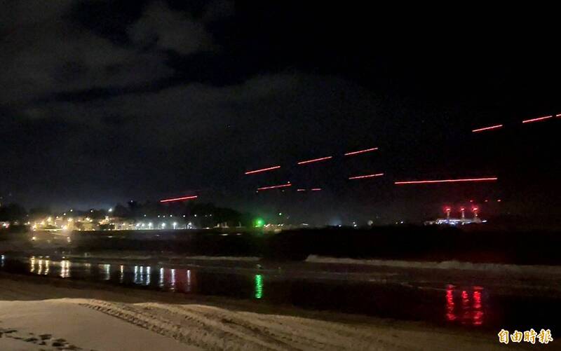 金防部深夜實施「太武操演」，守軍運用建制武器，出動戰、甲車及各式火砲，於東崗海域一線據點與陣地執行「灘岸火殲」及防護射擊。（記者吳正庭攝）