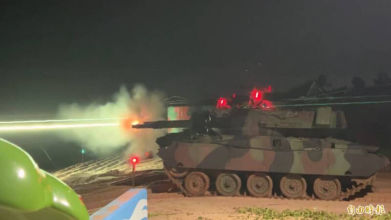 金防部深夜實施「太武操演」，守軍運用建制武器，出動戰、甲車及各式火砲，於東崗海域一線據點與陣地執行「灘岸火殲」。（記者吳正庭攝）