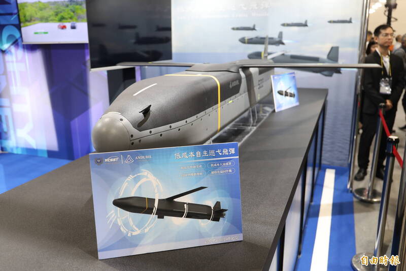 中科院上週與Anduril聯名陳展，以「梭魚-500」為原型研改而成的「低成本巡弋飛彈」。中科院目標在18個月內建立國內產能，並控制在單價650萬台幣以下，達成低價大量生產目標，強化彈藥庫儲。（本報資料照，記者陳治程攝）