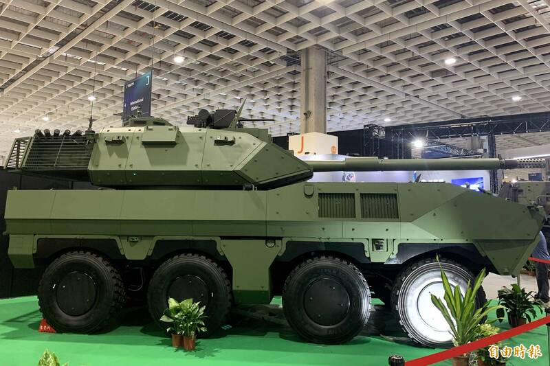 「獵豹」105公厘輪型戰車D3樣車側面，可見車高在更換二代雲豹車體後已有明顯下降。（記者陳治程攝）