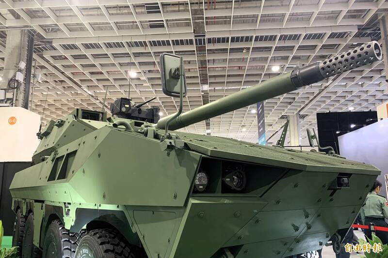 車頭加裝了提升行車安全的「低科技」後照鏡。（記者陳治程攝）