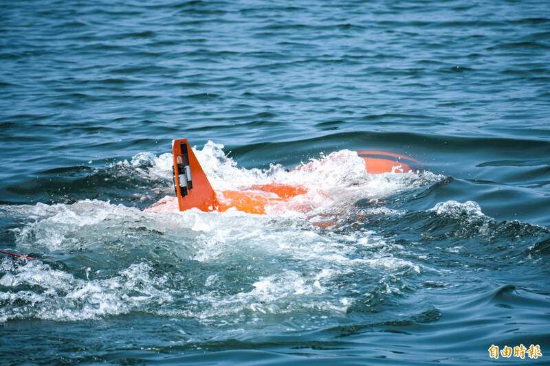 海軍官兵在獵雷艦上以光纖操控PB3水中處理器。（資料照）