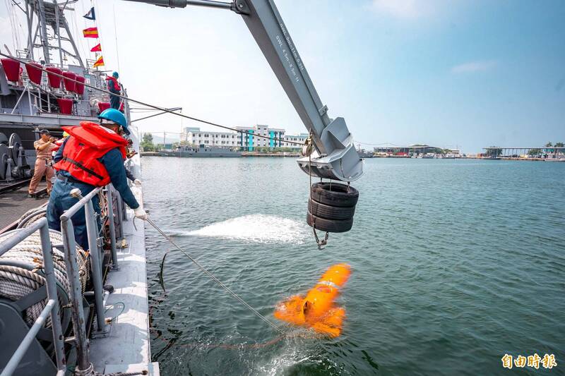 掃雷艦透過吊臂收放PB3水中處理器，圖中可見官兵於上方甲板準備操控PB3。（資料照）