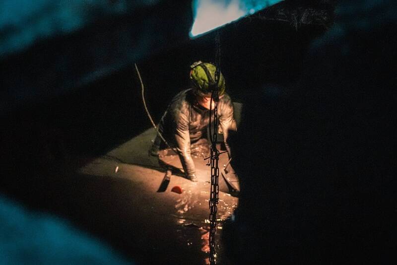 官兵冒險從屋頂破頂進入屋內，並用微弱的燈光搜尋有無失聯者的跡象。（圖：國防部發言人臉書專頁丶軍聞社）