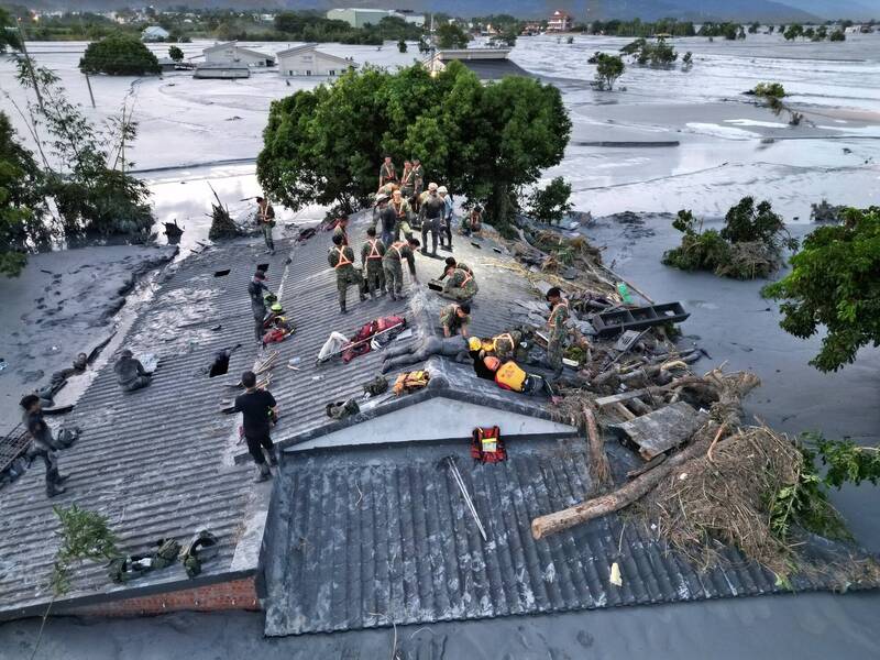 這處民宅遭到洪流及污泥灌入屋內，僅剩屋頂露出地面，樹枝雜草垃圾也卡在屋頂的高度，官兵冒險進入屋內搜尋，空拍畫面曝光，難以想像災害發生時的景象是多麼恐怖。（圖：國防部發言人臉書專頁丶軍聞社）