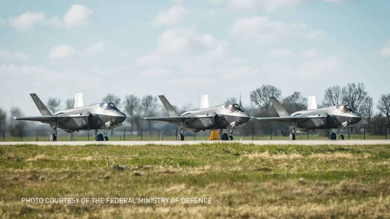 圖為荷蘭皇家空軍的F-35A戰機。為汰換「龍捲風」戰機並提升與北約盟邦的作業互通性，德國規劃採購35架F-35A戰機，預計2027年起開始接收。（洛克希德．馬丁官網）