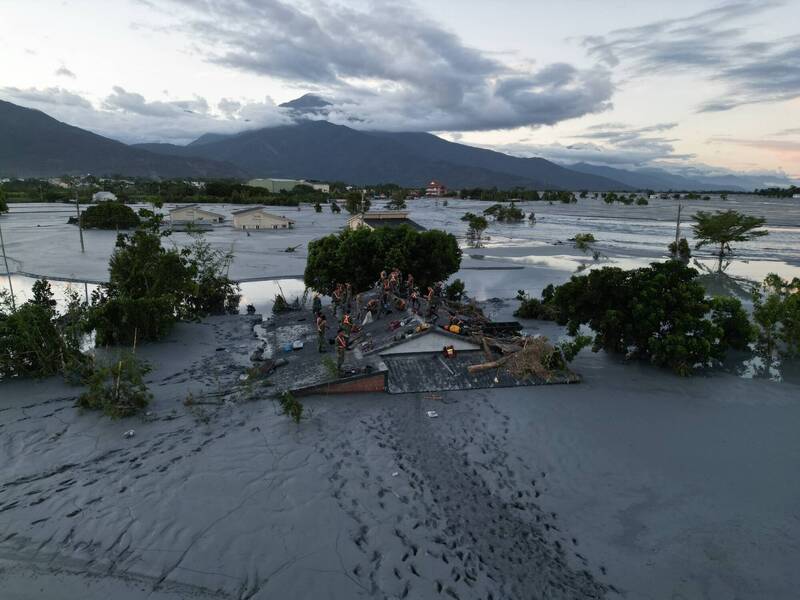軍方派出20餘位官兵在這處民宅進行搜尋，污泥堆積深度之高，官兵是直接步行接著就跨上屋頂，從汅泥地面上滿佈官兵的足印，就知道污泥的高度了。（圖：國防部發言人臉書專頁丶軍聞社）