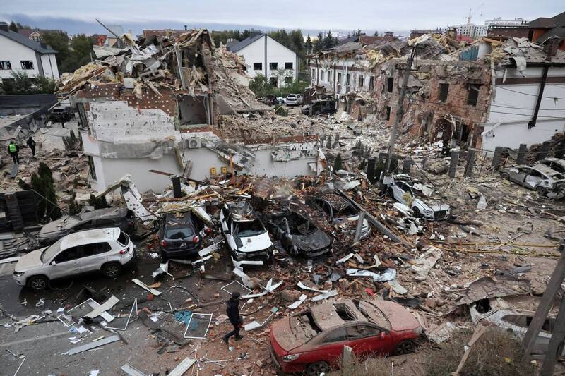 俄羅斯28日以無人機與飛彈，對烏克蘭首都基輔發動大規模攻擊。圖為一處住宅區在空襲後，建築物淪為斷垣殘壁，現場滿目瘡痍，緊急救援人員正在進行作業。（路透）