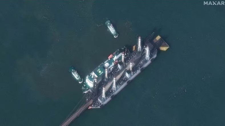 圖為Maxar Technologies提供的衛星影像，顯示一艘中國的大型渡輪，正與一艘新型的特製登陸駁船，在中國南部海域進行對接演練。根據美國洩漏的機密情報，這類「移動港口」的組合，正是中共為彌補其兩棲登陸能力不足、意圖武力犯台的關鍵準備之一。（圖：美國海軍戰爭學院/Maxar Technologies）