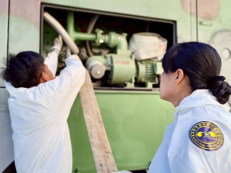 八軍團39化學兵群張隆輝上士（左）、蔡淑珍上士（右），近期適逢結婚11周年紀念日，卻毅然先擱置慶祝活動，隨部隊攜手投入災後復原任務。（第四作戰區提供）