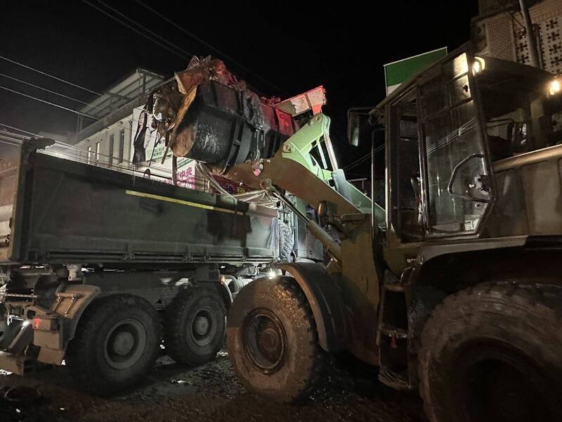 挺進花蓮縣光復鄉的第五作戰區官兵趕在夜間作業，盼早日恢復家園面貌。（第五作戰區提供）