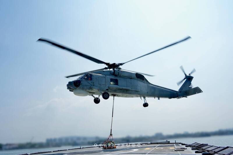 海軍去年實施海強操演「聯合截擊作戰演練」，演練S-70C直升機整補作業。（取自海軍臉書）