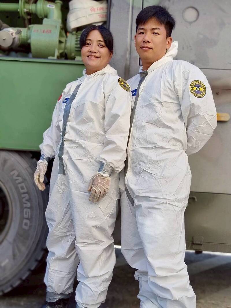 八軍團39化學兵群張隆輝上士（右）、蔡淑珍上士（左），近期適逢結婚11周年紀念日，卻毅然先擱置慶祝活動，隨部隊攜手投入災後復原任務。（第四作戰區提供）